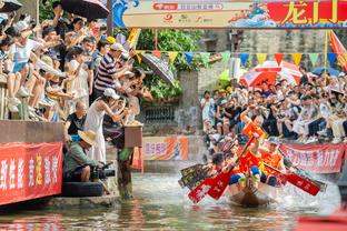 掘记：今天投篮怎么变准了？穆雷：因为上场赛后我看到你骂我太铁